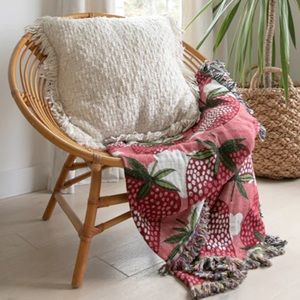 🍓VALLEY CRUISE PRESS STRAWBERRY FIELDS THROW BLANKET🍓